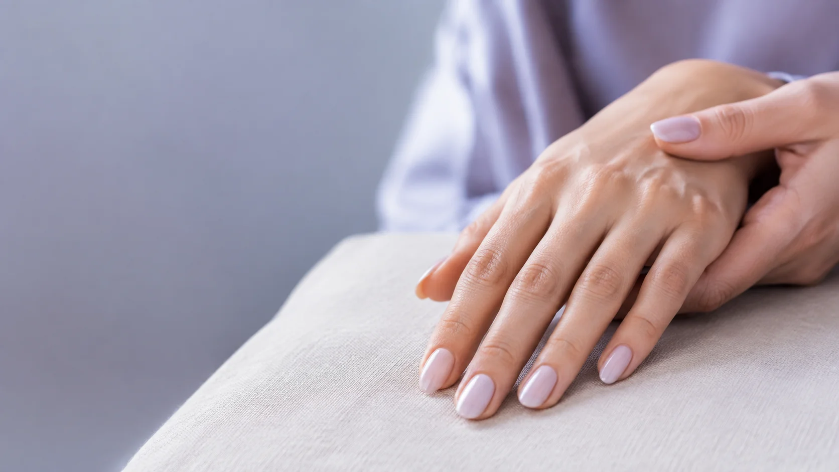KI-Stilidee: dezente rosa Nägel